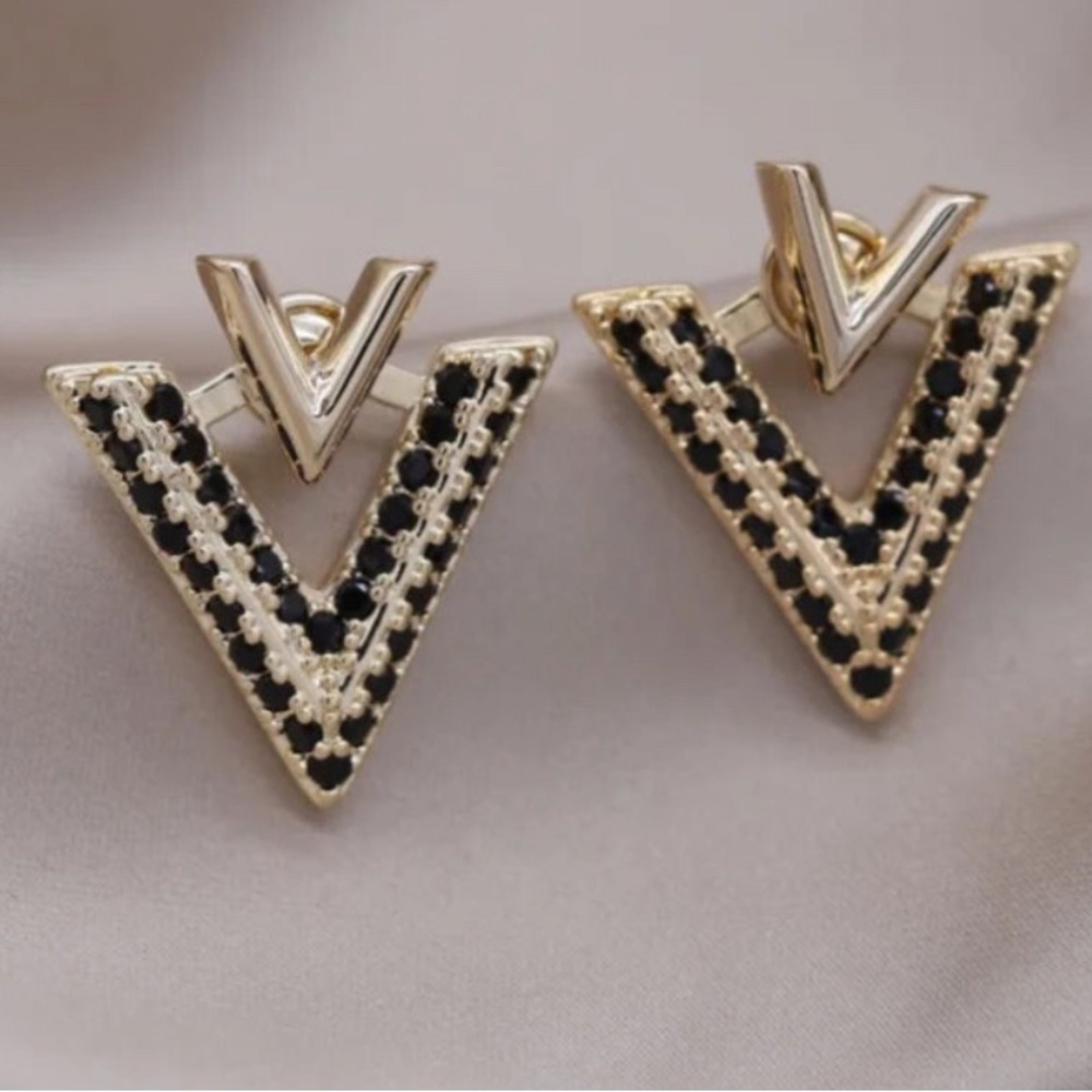 🌻5/$35🌻 Elegant Gold and Black Earrings with V-Shape Design